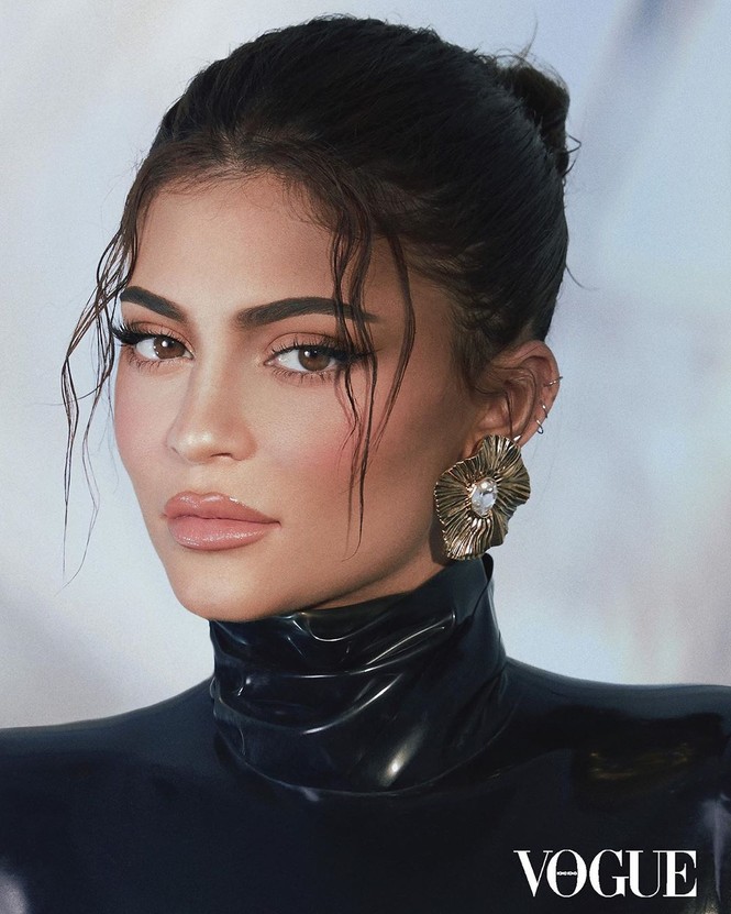 Ngắm đường cong 'đồng hồ cát' tròn đầy của Kylie Jenner - ảnh 4