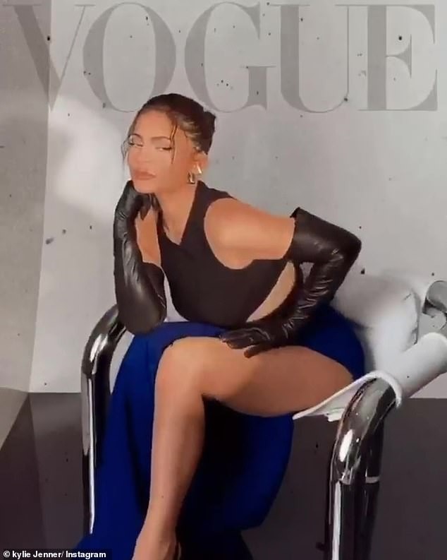 Ngắm đường cong 'đồng hồ cát' tròn đầy của Kylie Jenner - ảnh 6