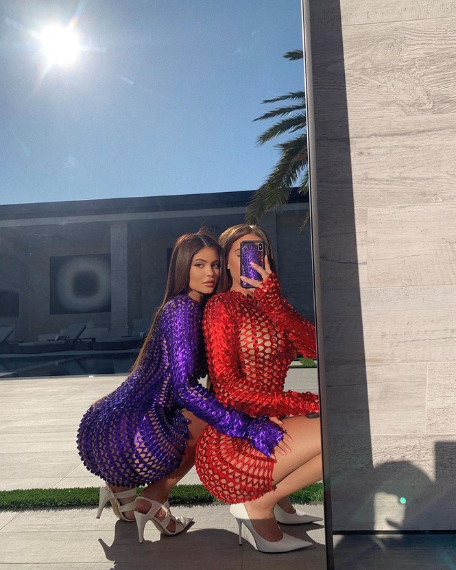 Ngắm đường cong 'đồng hồ cát' tròn đầy của Kylie Jenner - ảnh 7