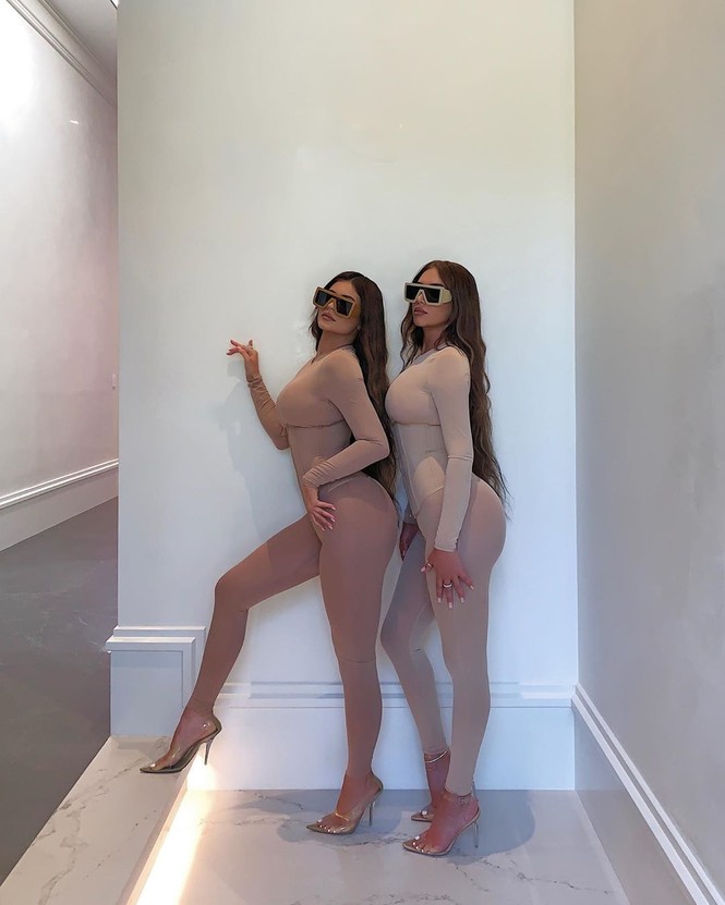 Ngắm đường cong 'đồng hồ cát' tròn đầy của Kylie Jenner - ảnh 8
