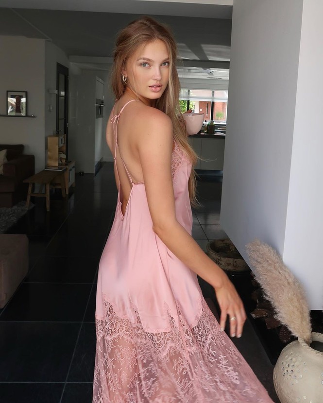 Thiên thần nội y Romee Strijd mặc bikini khoe bụng bầu - ảnh 6