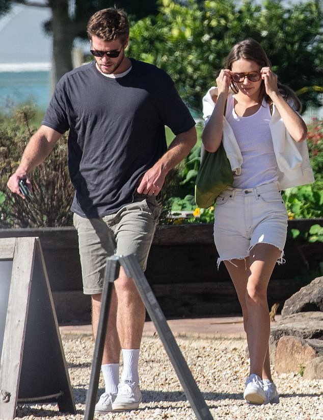 Liam Hemsworth sánh đôi tình mới giữa lúc vợ cũ Miley Cyrus chia tay Cody Simpson - ảnh 3