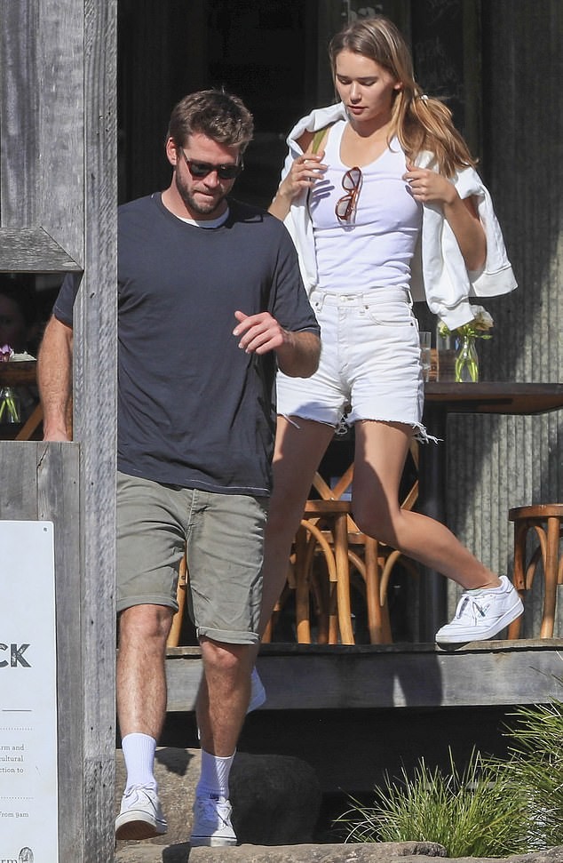 Liam Hemsworth sánh đôi tình mới giữa lúc vợ cũ Miley Cyrus chia tay Cody Simpson - ảnh 4