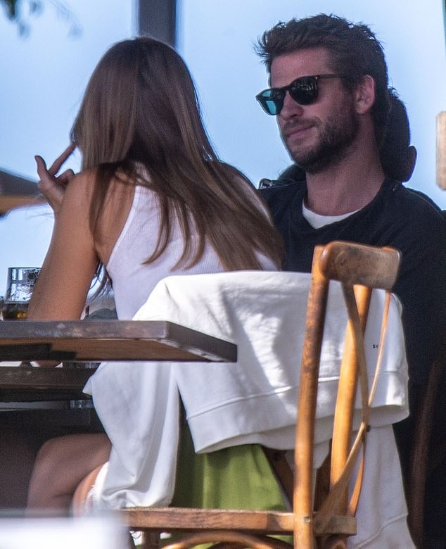 Liam Hemsworth sánh đôi tình mới giữa lúc vợ cũ Miley Cyrus chia tay Cody Simpson - ảnh 8