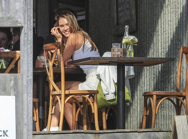 Liam Hemsworth sánh đôi tình mới giữa lúc vợ cũ Miley Cyrus chia tay Cody Simpson - ảnh 7