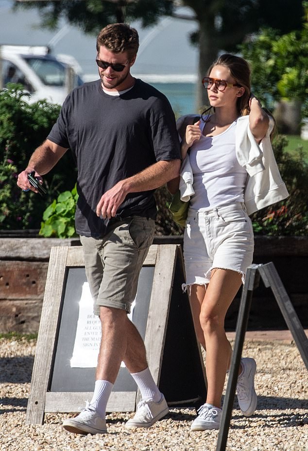 Liam Hemsworth sánh đôi tình mới giữa lúc vợ cũ Miley Cyrus chia tay Cody Simpson - ảnh 1