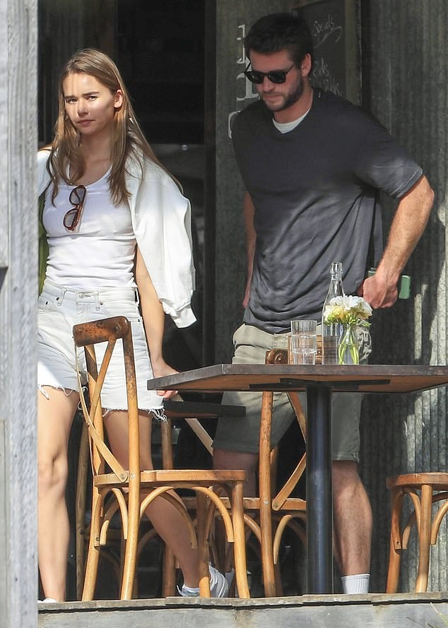 Liam Hemsworth sánh đôi tình mới giữa lúc vợ cũ Miley Cyrus chia tay Cody Simpson - ảnh 5