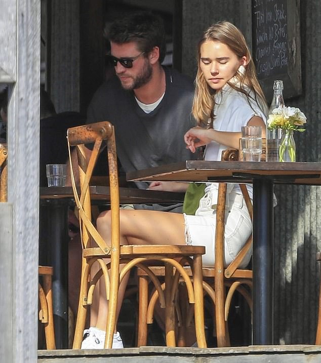 Liam Hemsworth sánh đôi tình mới giữa lúc vợ cũ Miley Cyrus chia tay Cody Simpson - ảnh 6