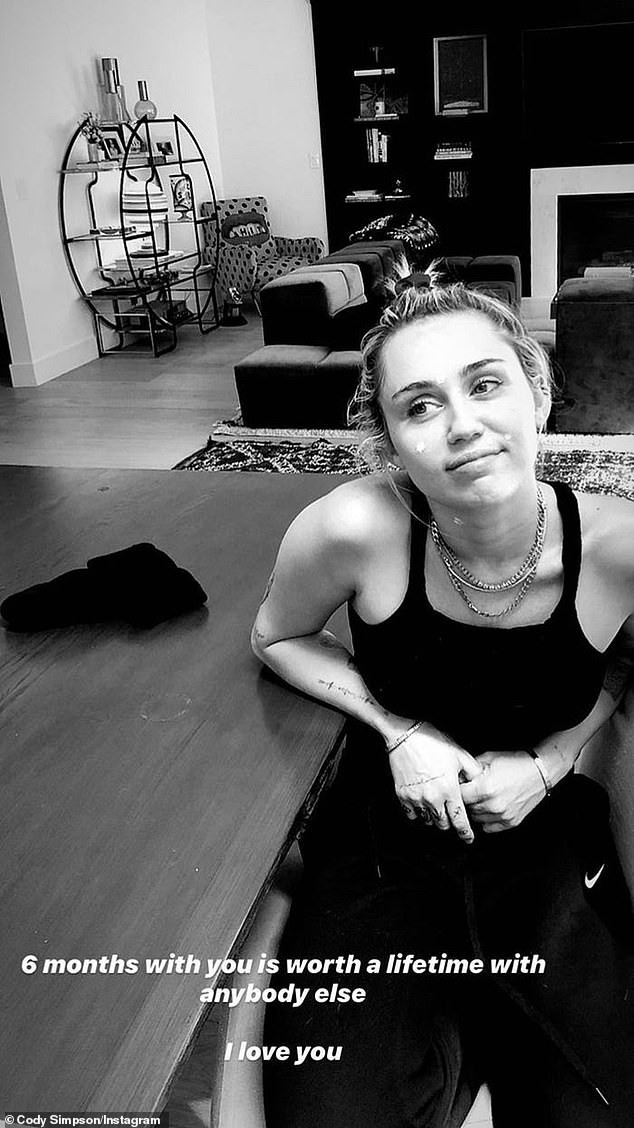 Liam Hemsworth sánh đôi tình mới giữa lúc vợ cũ Miley Cyrus chia tay Cody Simpson - ảnh 11