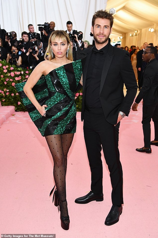 Liam Hemsworth sánh đôi tình mới giữa lúc vợ cũ Miley Cyrus chia tay Cody Simpson - ảnh 13