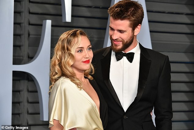 Liam Hemsworth sánh đôi tình mới giữa lúc vợ cũ Miley Cyrus chia tay Cody Simpson - ảnh 14