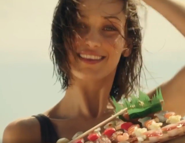 Bella Hadid căng đầy sức sống trên biển - ảnh 10