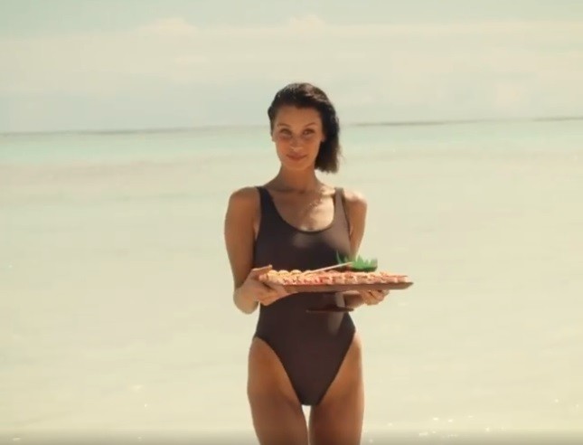 Bella Hadid căng đầy sức sống trên biển - ảnh 11