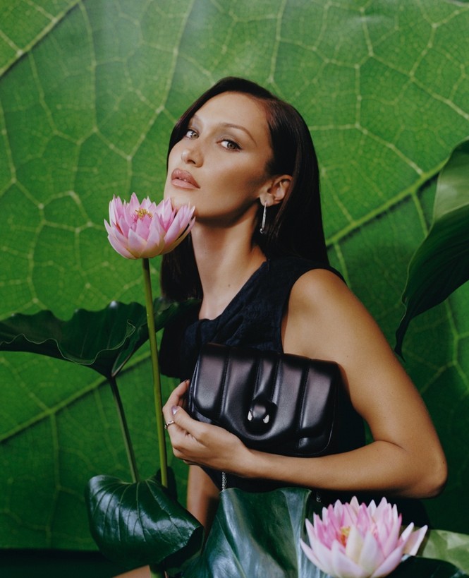 Bella Hadid căng đầy sức sống trên biển - ảnh 12