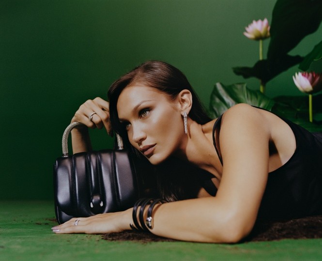Bella Hadid căng đầy sức sống trên biển - ảnh 13