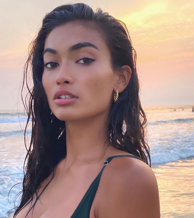 Người mẫu nội y Kelly Gale tung clip mặc bikini bơi lội giữa hồ nước lạnh giá - ảnh 9