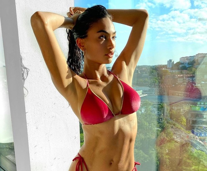 Người mẫu nội y Kelly Gale tung clip mặc bikini bơi lội giữa hồ nước lạnh giá - ảnh 5