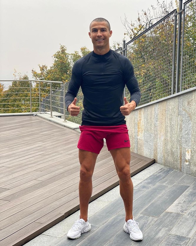 Nhan sắc 'gái một con' nóng bỏng của bạn gái Ronaldo - ảnh 11