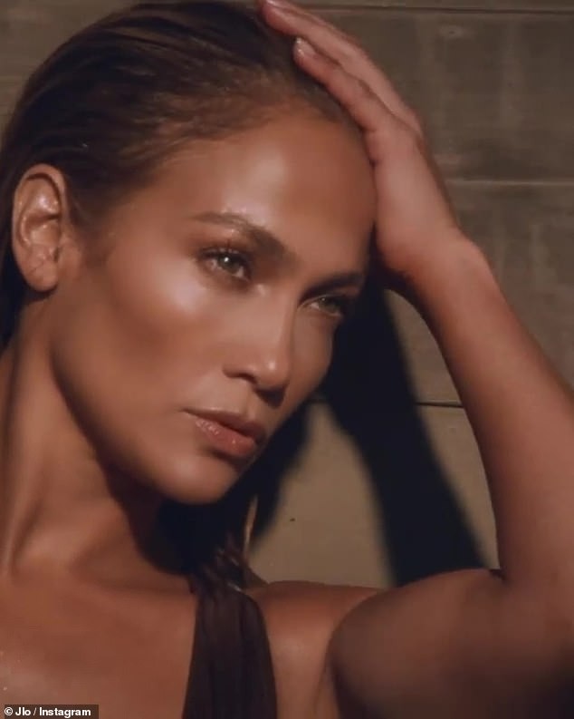 Jennifer Lopez 51 tuổi mặc áo bơi hở bạo - ảnh 3