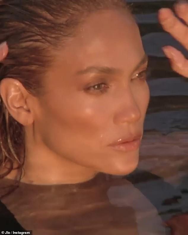 Jennifer Lopez 51 tuổi mặc áo bơi hở bạo - ảnh 5