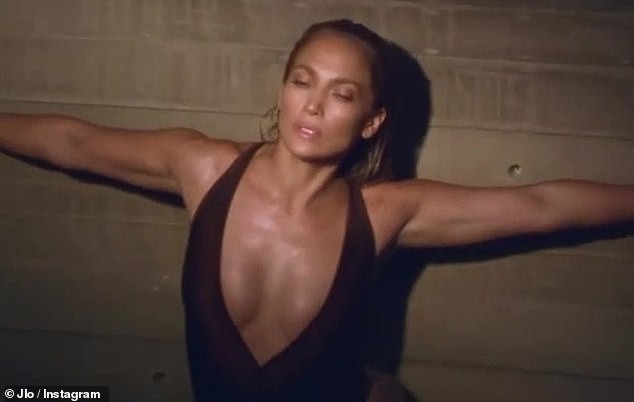 Jennifer Lopez 51 tuổi mặc áo bơi hở bạo - ảnh 2