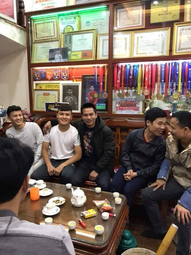Tiền vệ Quang Hải trở về nhà sau hào quang AFF Cup - ảnh 2