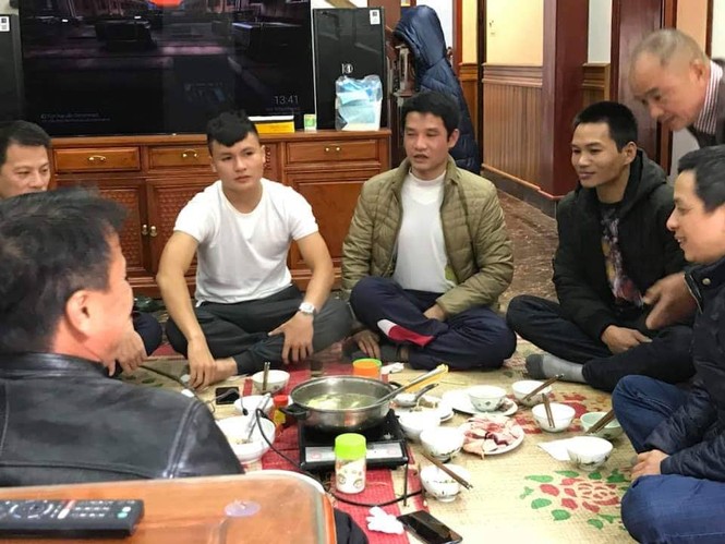 Tiền vệ Quang Hải trở về nhà sau hào quang AFF Cup - ảnh 1