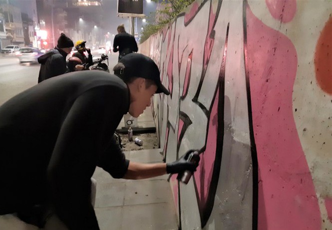 graffiti, đê nghi tàm, hà nội, yên phụ, phường yên phụ, Phạm Thành Trung, hạ đê nghi tàm, vẽ bậy - ảnh 1