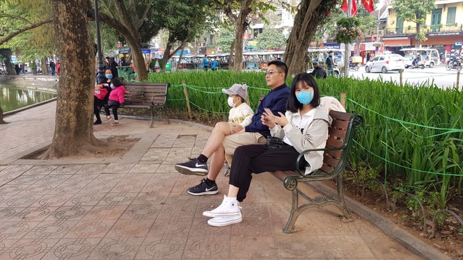 Cùng với diễn biến phức tạp của dịch cúm do virus Corona gây ra, du khách nước ngoài, hay người Việt đều tự bảo vệ mình bằng khẩu trang. Sở Du lịch Hà Nội đề nghị các doanh nghiệp lữ hành theo dõi chặt chẽ lịch trình, tình hình sức khỏe đặc biệt với khách - ảnh 1