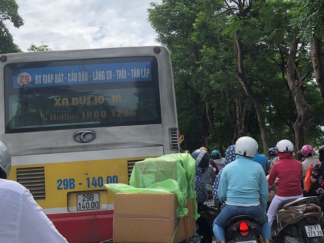Ngăn đường chặt cây gây ùn tắc kéo dài - ảnh 3