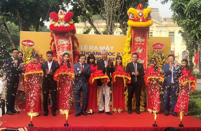 Cận cảnh tuyến xe buýt mui trần thứ 2 Hà Nội lăn bánh - ảnh 1