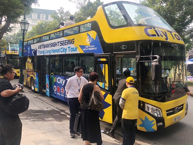 Cận cảnh tuyến xe buýt mui trần thứ 2 Hà Nội lăn bánh - ảnh 2