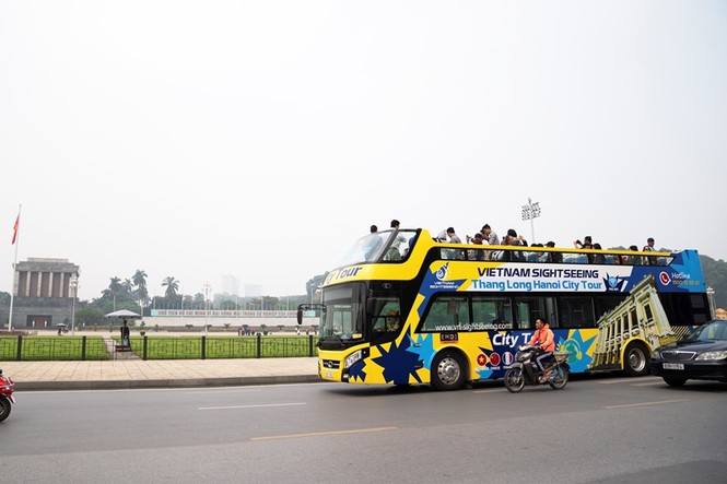 Cận cảnh tuyến xe buýt mui trần thứ 2 Hà Nội lăn bánh - ảnh 10