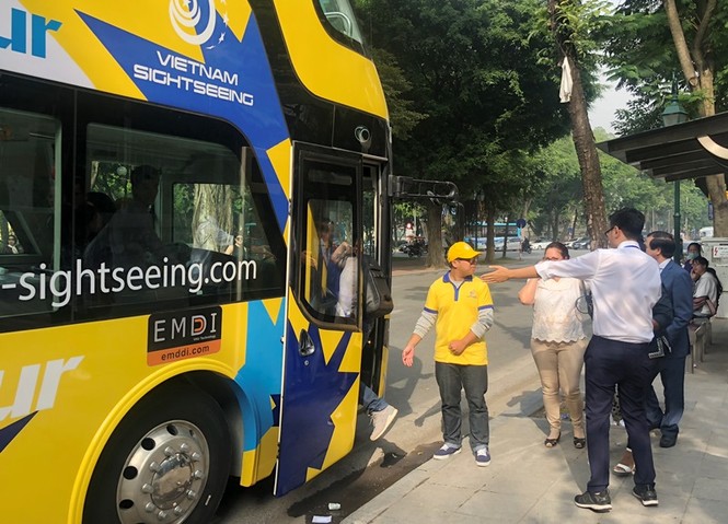 Cận cảnh tuyến xe buýt mui trần thứ 2 Hà Nội lăn bánh - ảnh 7