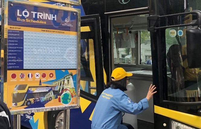 Cận cảnh tuyến xe buýt mui trần thứ 2 Hà Nội lăn bánh - ảnh 9