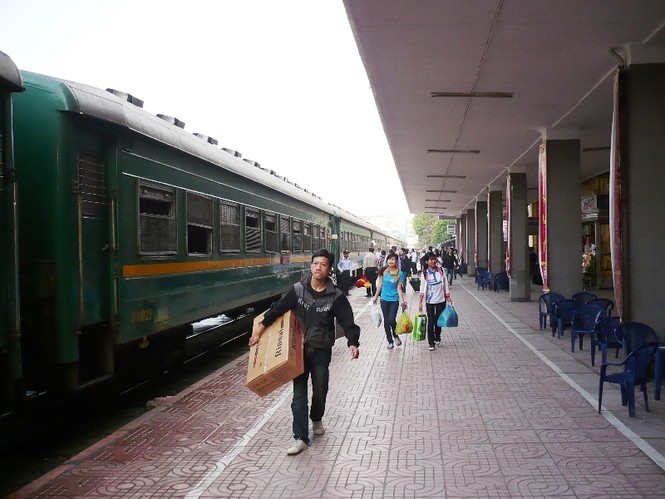 Vé xe khách, tàu hỏa dịp 30/4 bắt đầu tăng giá - ảnh 1