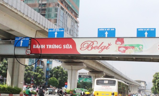 Hà Nội: Nhiều cầu vượt bị dừng lắp đặt biển quảng cáo - ảnh 11