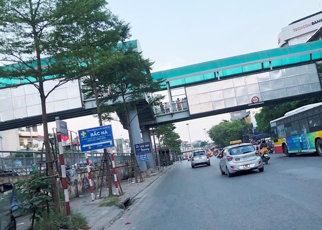 Hà Nội: Nhiều cầu vượt bị dừng lắp đặt biển quảng cáo - ảnh 3