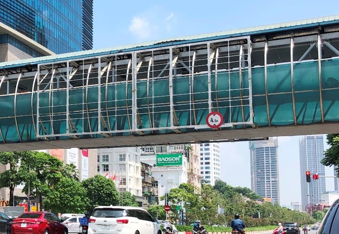 Hà Nội: Nhiều cầu vượt bị dừng lắp đặt biển quảng cáo - ảnh 4
