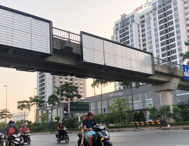 Hà Nội: Nhiều cầu vượt bị dừng lắp đặt biển quảng cáo - ảnh 5