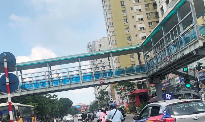 Hà Nội: Nhiều cầu vượt bị dừng lắp đặt biển quảng cáo - ảnh 6