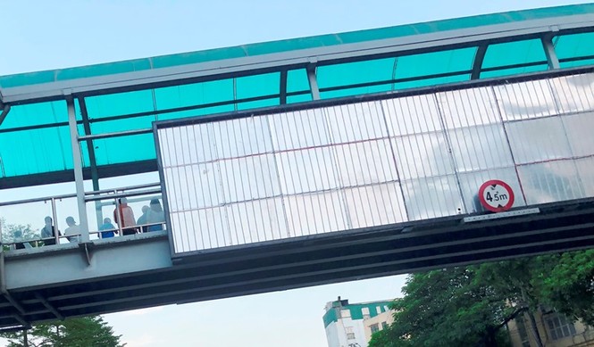 Hà Nội: Nhiều cầu vượt bị dừng lắp đặt biển quảng cáo - ảnh 7