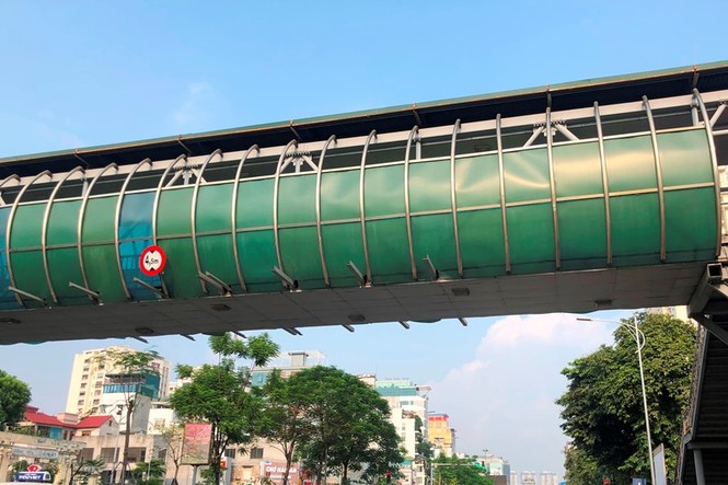 Hà Nội: Nhiều cầu vượt bị dừng lắp đặt biển quảng cáo - ảnh 8
