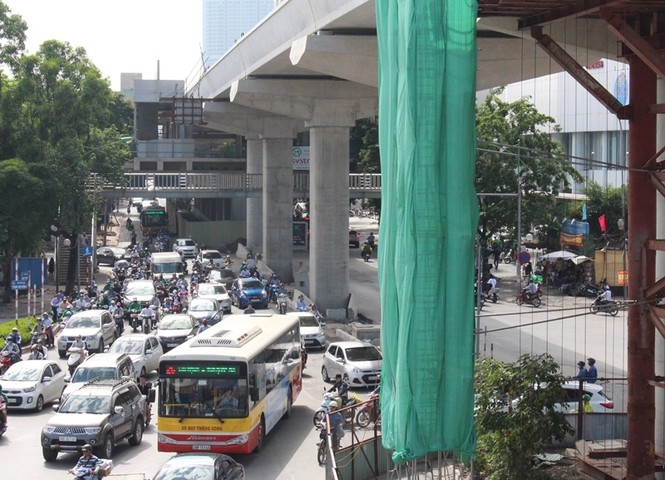 Mặt đường Cầu Giấy - Nhổn bị 'băm nát' sau khi dỡ hàng rào metro - ảnh 1
