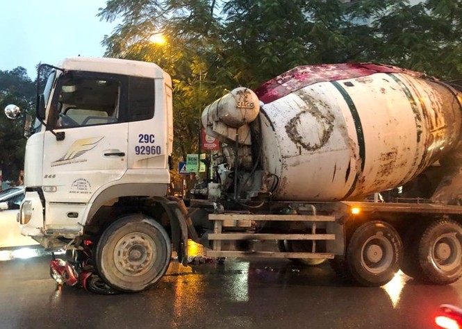 Xe tải đi vào giờ cấm cuốn người điều khiển và xe máy vào gầm, ùn tắc kéo dài - ảnh 1