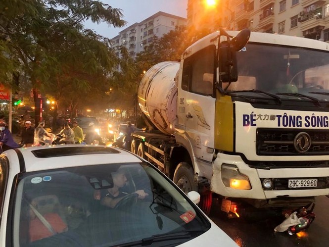 Xe tải đi vào giờ cấm cuốn người điều khiển và xe máy vào gầm, ùn tắc kéo dài - ảnh 2