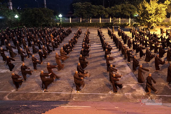 Ngôi trường bắt đầu học từ 4h30 sáng và kéo dài tới đêm muộn - ảnh 1
