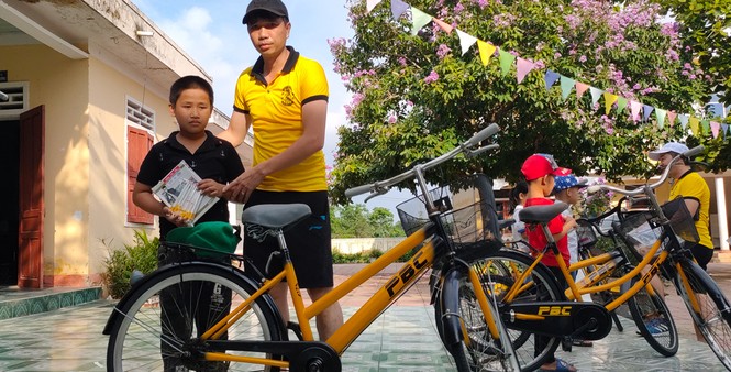 “Đại gia” miệt mài làm đẹp xe cũ rồi đem tặng - ảnh 2