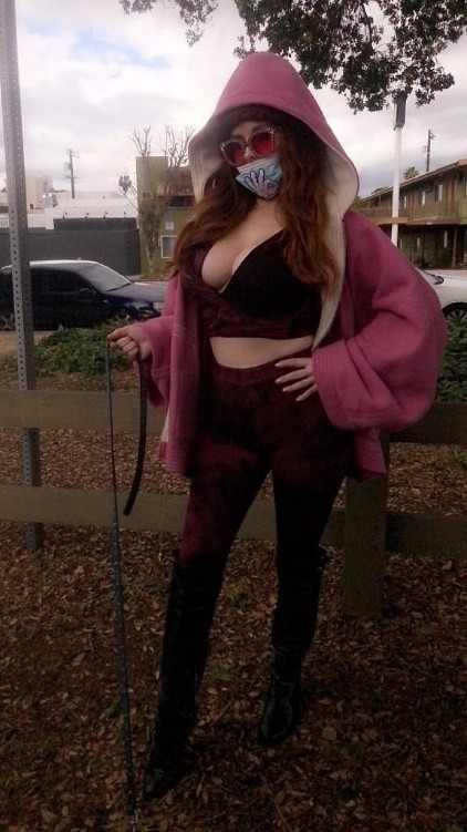 Phoebe Price tạo dáng phản cảm