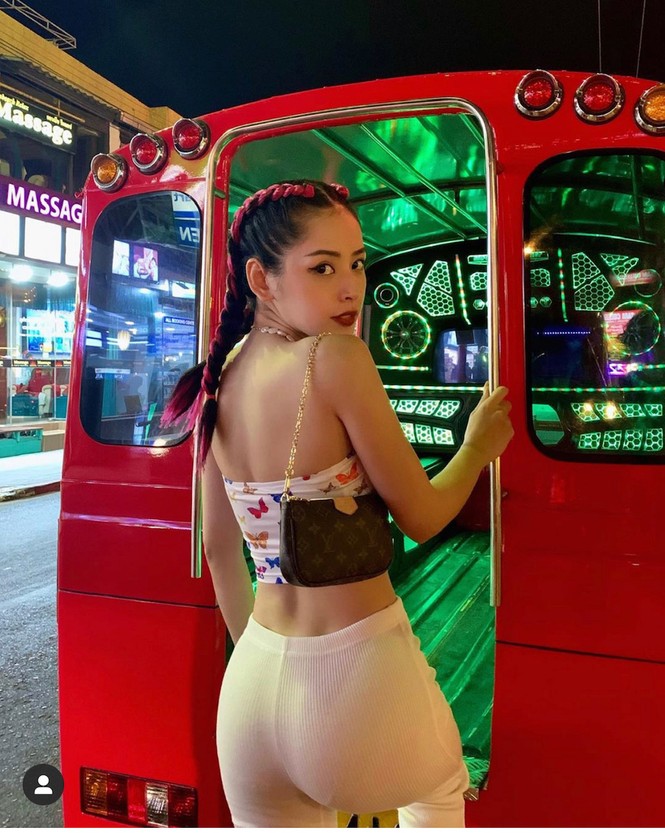 Bạn thấy Chi Pu hay Quỳnh Anh Shyn phối đồ đẹp hơn? Câu trả lời bình chọn và phân tích hay nhất sẽ nhận được 1 món quà là 1 cặp vé xem phim CGV bất kỳ các ngày trong tuần. Bình chọn gửi về heartbeat.svvn@gmail.com 1